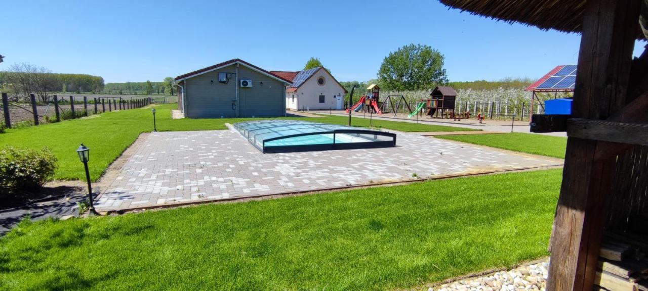 Village Garden Family Guest House Tiszakanyár Exterior foto